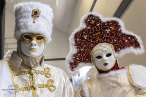 Costumés blanc et rouge Carnaval Vénitien Héricourt 2022 photographe spectacle Montbéliard Audincourt