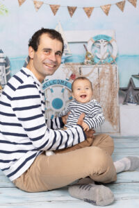Bébé 6 à 8 mois séance photo bébé assis photographié dans le studio IMAGES & EMOTIONS à Héricourt en Haute-Saône