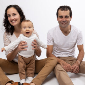 Bébé 6 à 8 mois séance photo bébé assis photographié dans le studio IMAGES & EMOTIONS à Héricourt en Haute-Saône avec ses parents