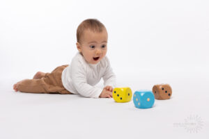 Bébé 6 à 8 mois séance photo bébé assis photographié dans le studio IMAGES & EMOTIONS à Héricourt en Haute-Saône
