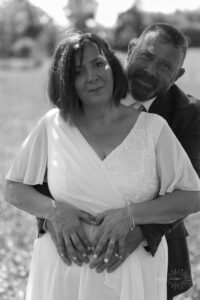 Photo de couple Noir et Blanc Mariage dans le Doubs champêtre photographe Héricourt Haute Saône
