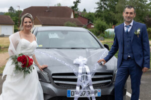 Couple jeunes mariés voiture photographe mariage en Haute-Saône