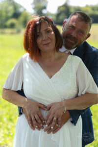 Photo de couple coeur Mariage dans le Doubs champêtre photographe Héricourt Haute Saône