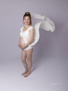 Photographe de maternité dans le Studio IMAGES & EMOTIONS à Héricourt en Haute-Saône une séance photo de grossesse -- femme enceinte