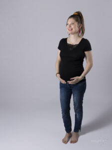 Photographe de maternité dans le Studio IMAGES & EMOTIONS à Héricourt en Haute-Saône une séance photo de grossesse -- femme enceinte