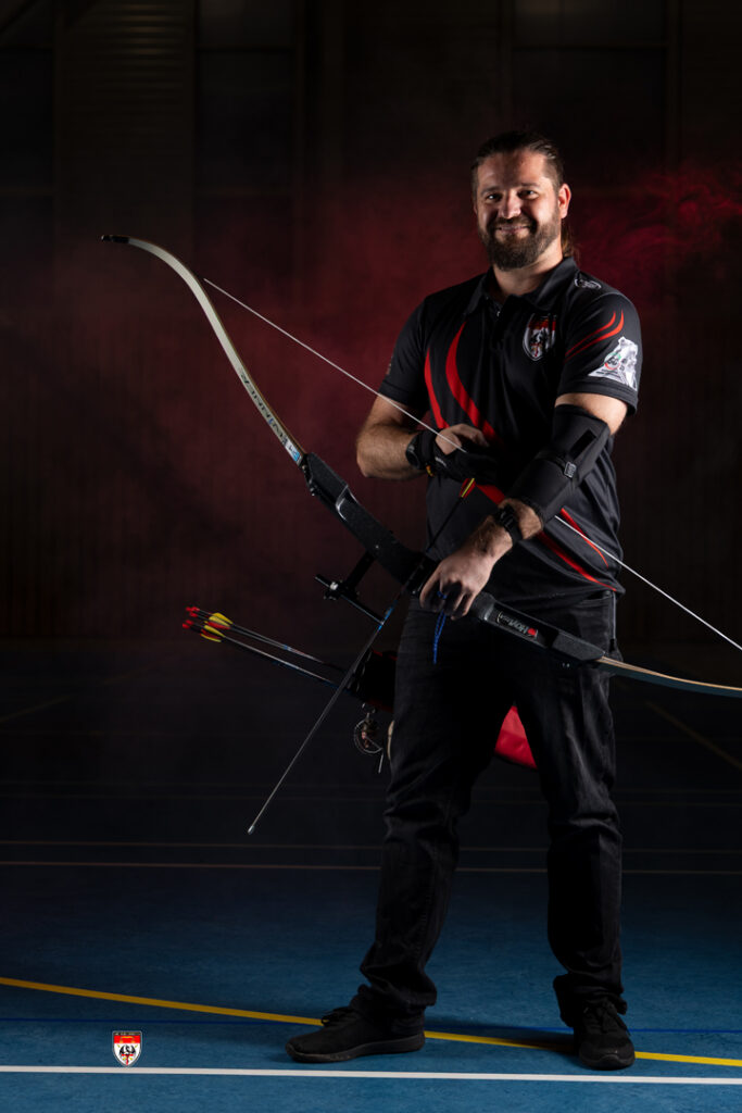 Photographie artistique d'un archer dans un club de tir à l'arc d'Héricourt en Haute-Saône